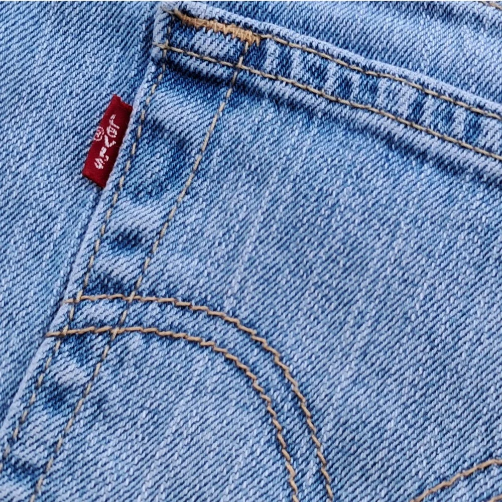 Levis 515 Womens Light Wash Denim Bermuda Shorts Cuffed Size 12 Stretch Blue